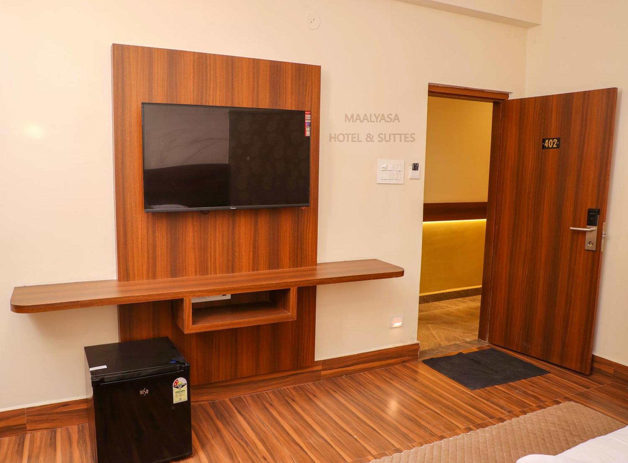 Maalyasa Hotel And Suites Hyderabad Bagian luar foto